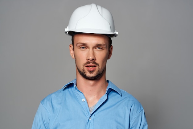 Homme dans le travail professionnel d'ingénieur d'uniforme de construction