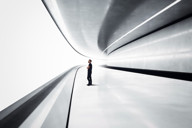 Homme dans un tunnel futuriste