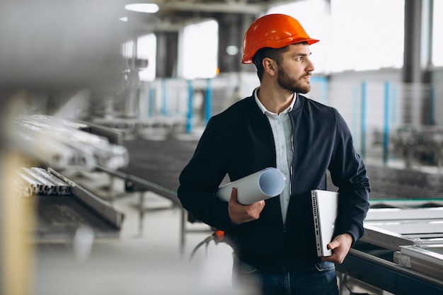 Homme dans une usine