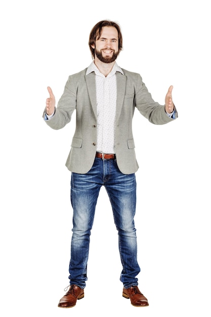 Homme dans une veste grise tenant deux mains devant lui et montre la taille sur fond blanc isolé en studio