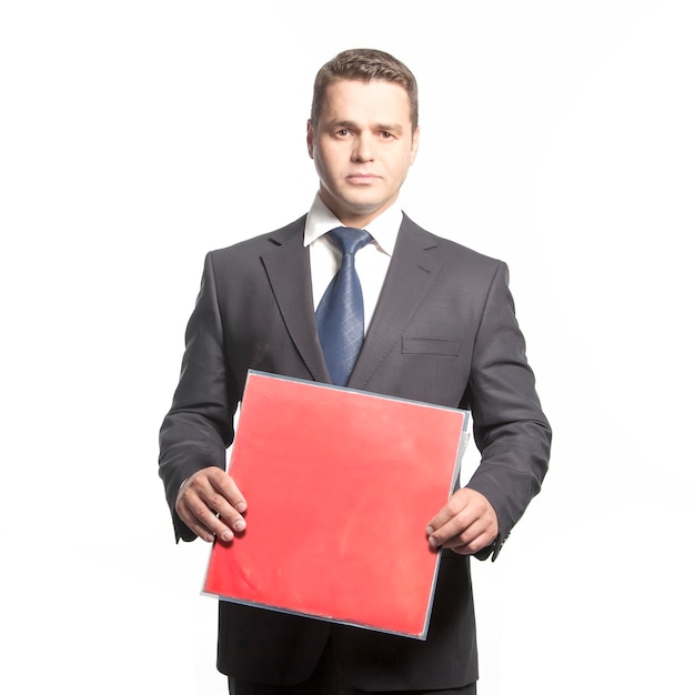 Homme dans une veste tenant dans les mains avec une plaque rouge