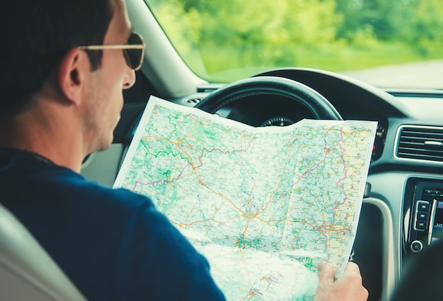 L'homme dans la voiture regarde la carte