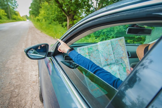 Photo l'homme dans la voiture regarde la carte