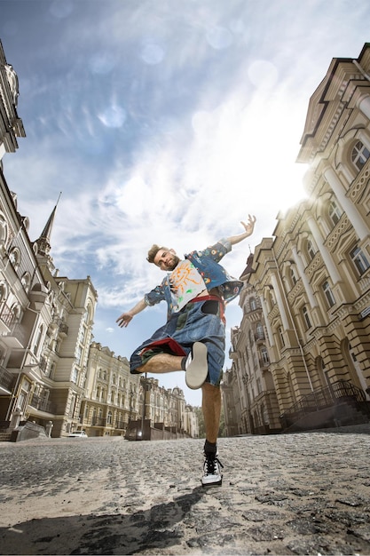 Homme dansant Hiphop dans la rue