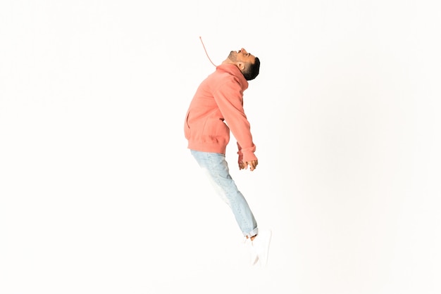 Photo homme danse style de danse de rue sur mur blanc isolé