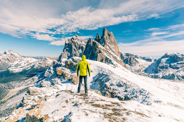 Homme Debout Au Sommet D'une Montagne Enneigée