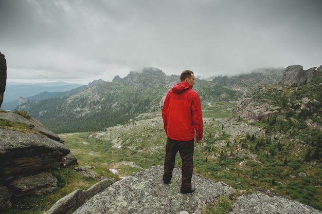 Homme debout au sommet de la montagne