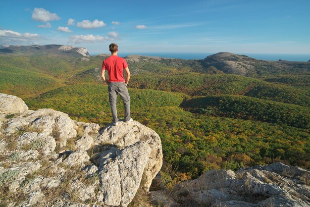 Photo un homme debout sur le bord d'une colline