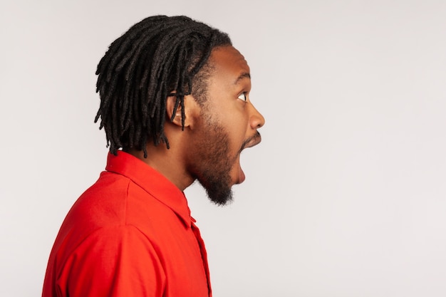 Photo homme debout avec la bouche ouverte, impressionné par des nouvelles choquantes.