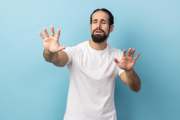 Homme debout avec les bras tendus à la recherche de problèmes de vision