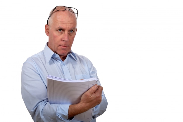 Homme debout avec un cahier