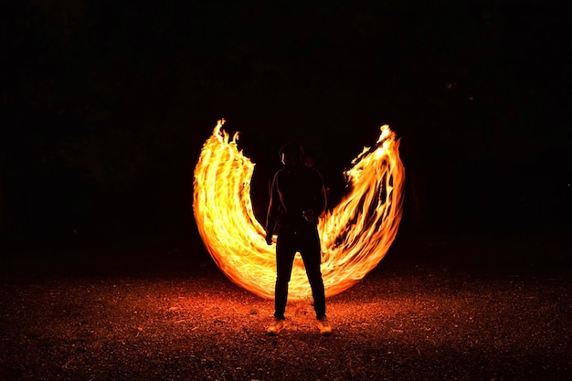 Photo un homme debout contre le feu à l'extérieur