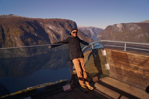 Photo un homme debout contre les montagnes