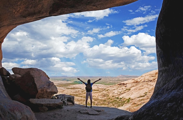 Homme debout dans la grotte avec les bras ouverts