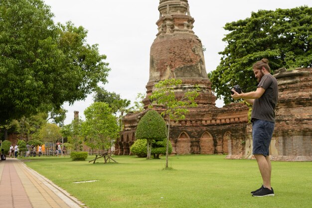 Photo l'homme debout dans le parc