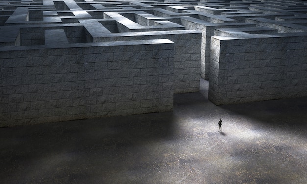 Homme debout à l'entrée d'un immense labyrinthe de pierre