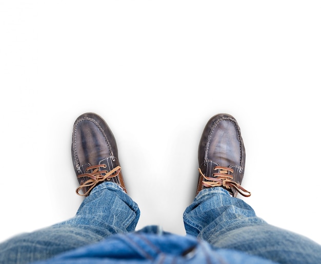 Homme debout sur fond blanc