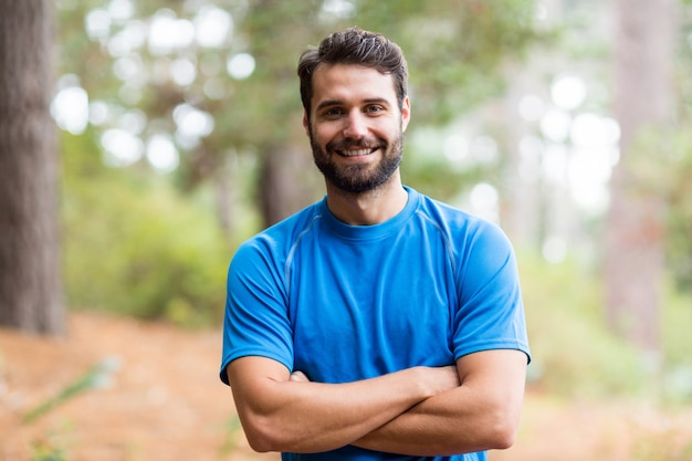 Homme, debout, forêt, bras, traversé