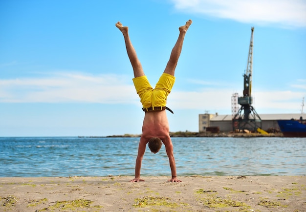 Homme debout sur les mains