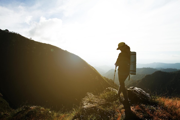 Photo un homme debout sur une montagne contre le ciel