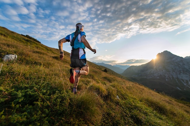 Un homme debout sur une montagne contre le ciel.