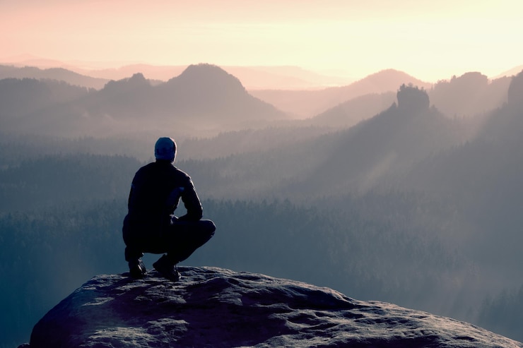 Photo un homme debout sur une montagne contre le ciel