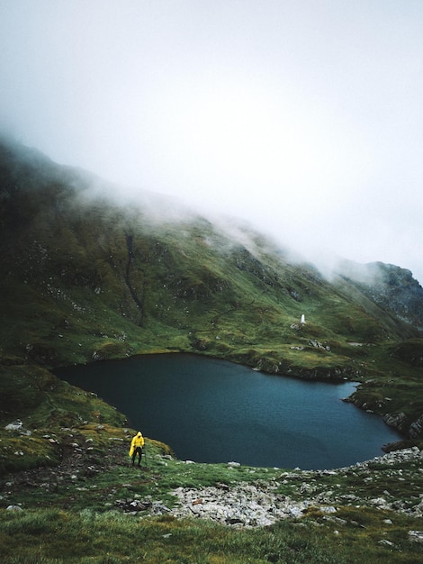Un homme debout sur une montagne contre le ciel