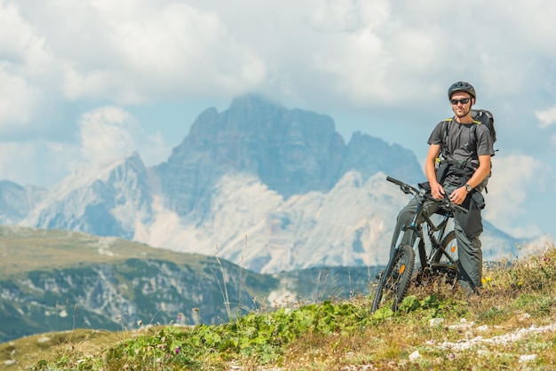 Photo l'homme debout sur la montagne