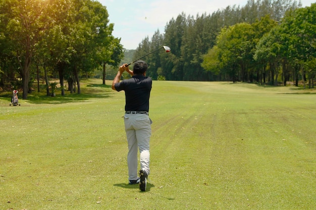 Photo un homme debout sur un parcours de golf