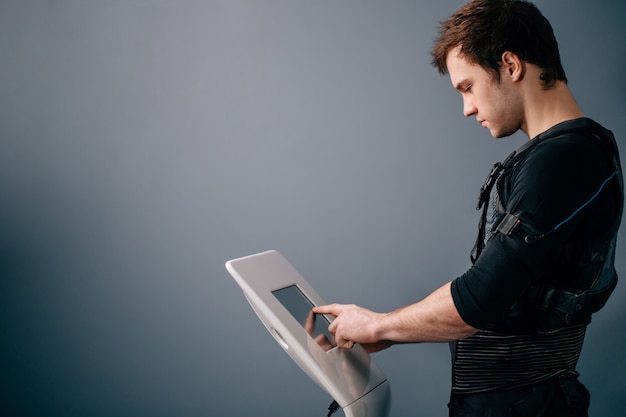 Homme debout près d'une machine EMS