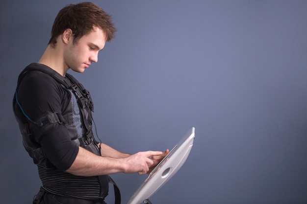 Homme debout près d'une machine EMS