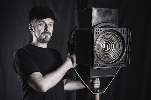 homme debout près d'un projecteur de film