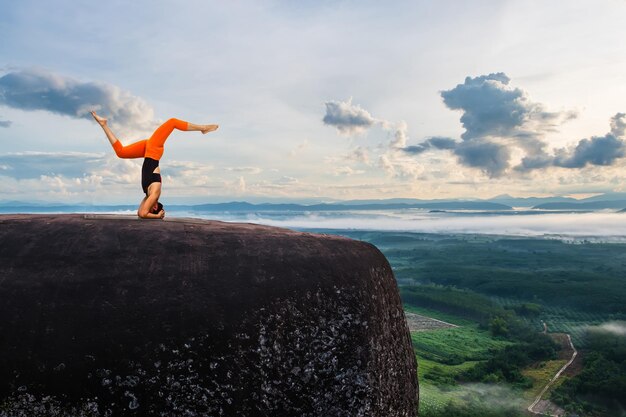 Photo un homme debout sur un rocher par la mer contre le ciel