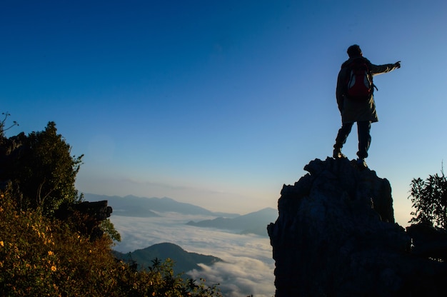 Homme debout sur les rochers