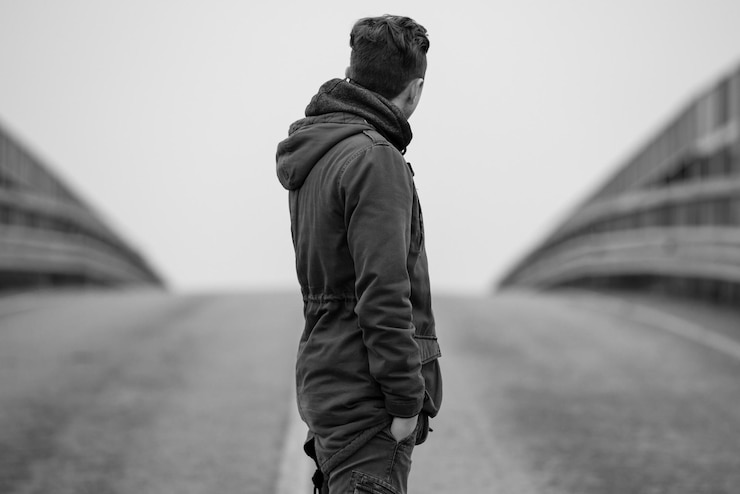 Photo un homme debout sur la route contre un ciel dégagé