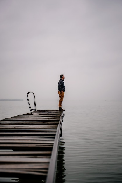 Homme Debout Sur Un Vieux Quai En Bois