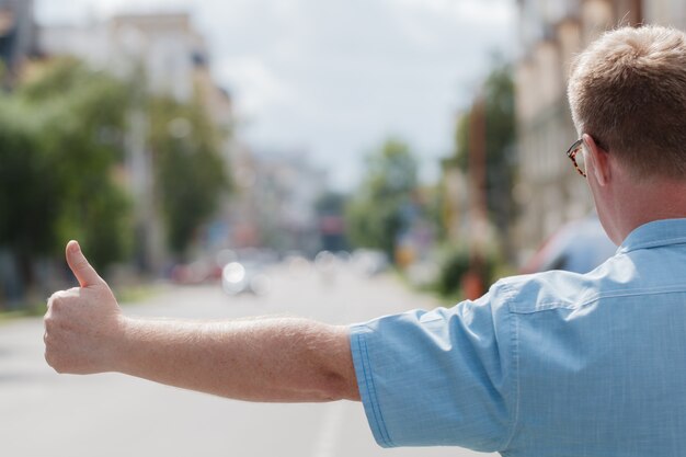 Homme, debout, ville, rue, héler, taxi