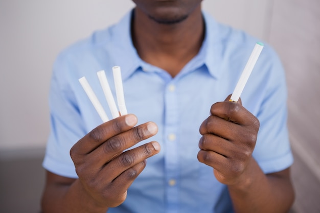 L&#39;homme décide entre les cigarettes électroniques ou normales