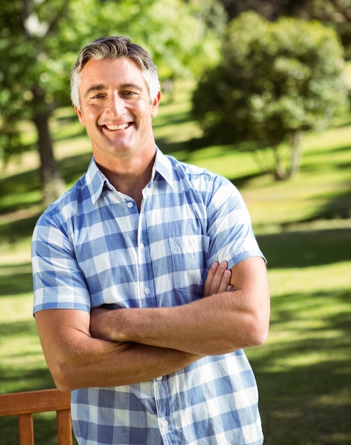 Photo homme décontracté, souriant à la caméra