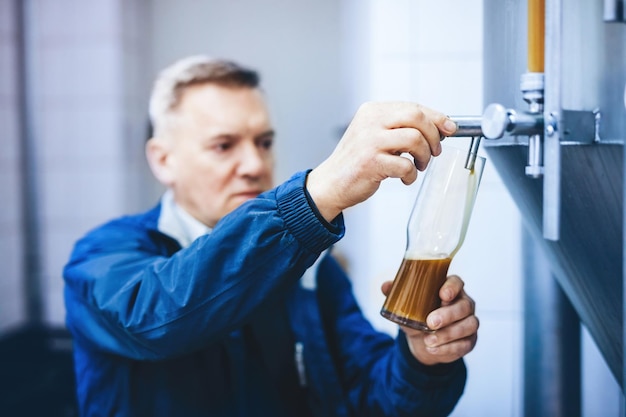 Homme dégustant de la bière artisanale de la brasserie Expert propriétaire d'entreprise d'âge moyen