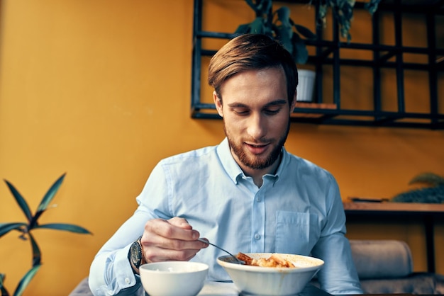 Homme déjeunant dans un café pause table au travail et intérieur photo de haute qualité