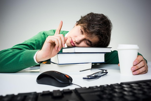 Homme demandant un peu de sommeil