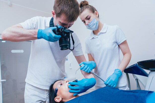 Homme dentiste et un patient au cabinet dentaire