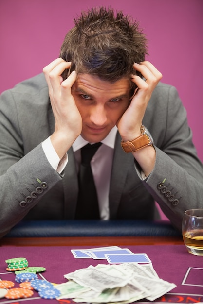 Homme déprimé dans un casino