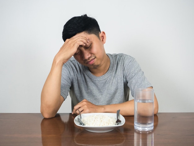 Un homme déprimé s'assoit avec un dîner sur la table