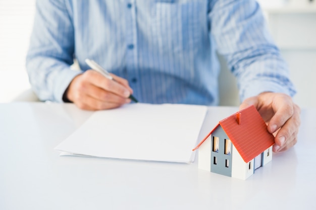 Homme dessinant la maison modèle