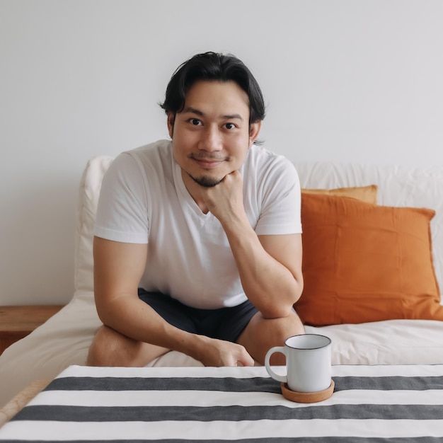 Homme détendu avec café dans le salon de l'appartement