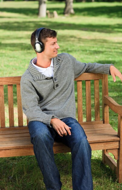 Homme détendu, écoutant de la musique