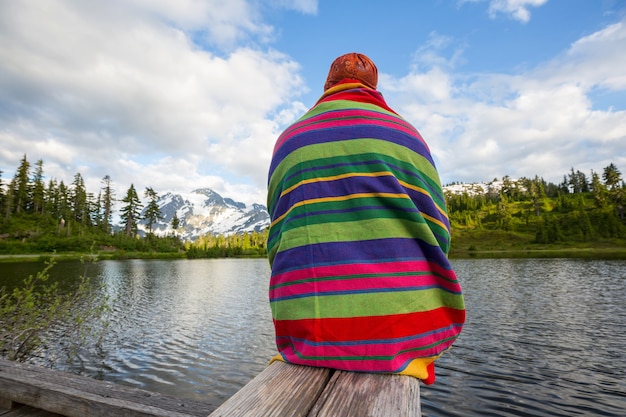 Homme de détente au lac de belles montagnes.