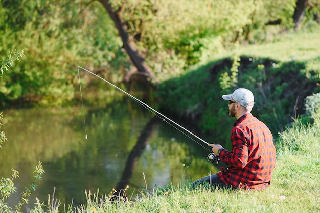 Homme de détente et de pêche au bord du lac